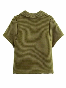 Vista posteriore di un polo in maglia a maniche corte con trama a coste verde oliva strutturato