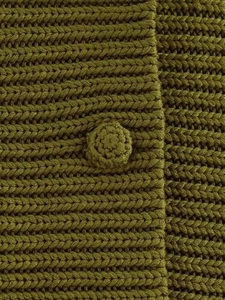 Macro di maglia verde oliva con coste verticali e bottone intrecciato coordinato