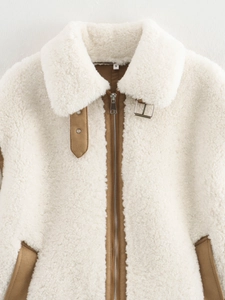 Détails de la veste en polaire blanche avec finitions en daim marron et fermeture éclair