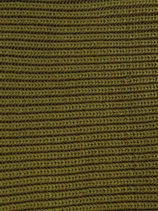 Dettaglio della trama in maglia a coste verde oliva con motivo a sottili righe verticali