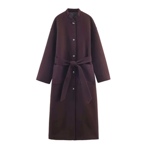 Manteau long en laine bordeaux avec col montant, ceinture nouée et boutonnage