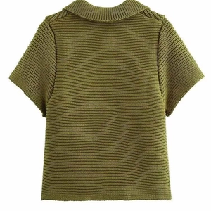 Vista posteriore della polo in maglia a coste verde erba con colletto a rever e trama