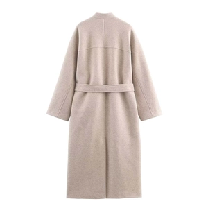 Manteau long en laine beige avec ceinture et emmanchures tombantes vue de derrière