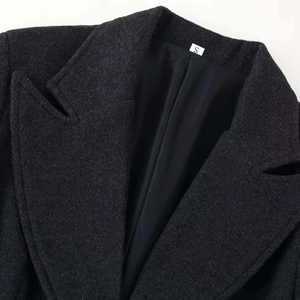 Cappotto lungo in lana grigio scuro con colletto a rever e finitura in tessuto testurizzato