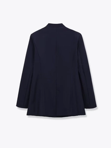 Vue arrière d'un blazer bleu marine avec col en V montrant les coutures et la coupe ajustée