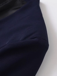 Détail du col d'un blazer bleu marine avec texture en sergé et doublure soyeuse