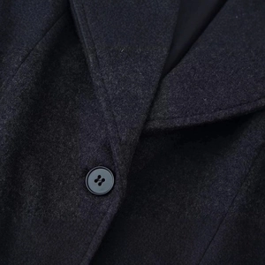Cappotto classico in lana grigio scuro con revers e trama del tessuto di alta qualità