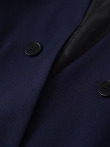 Détail du tissu blazer en sergé bleu marine avec boutons noirs mats et doublure soyeuse