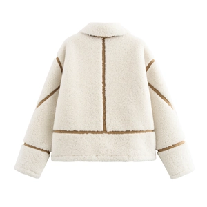 Vue arrière du blouson en peau lainée crème avec bordures marron et coutures design