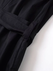 Nahaufnahme der schwarzen Hemdtaille mit Gürtelschlaufe und präzisen Nähten im Detail