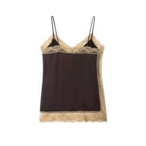 Caraco en satin avec bordure en dentelle et fines bretelles en soie lisse marron foncé