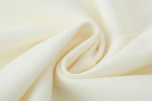 Makro-Detail von hochwertigem weißem Wollstoff mit weicher Textur und feinen Fasern