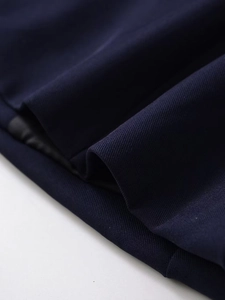 Détail de la texture du tissu sergé bleu foncé pour costumes de bureau élégants