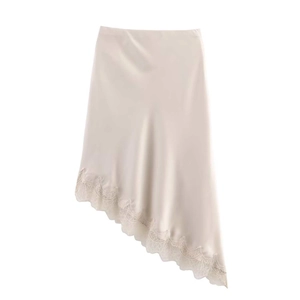 Détail de la jupe midi en satin champagne avec dentelle élégante et texture soyeuse brillante