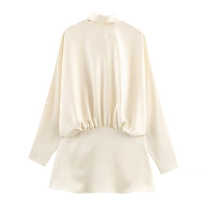 Robe longue élégante en satin crème à col montant avec détail froncé dans le dos