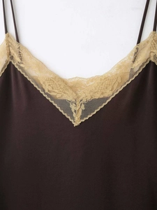 Détail rapproché du caraco en satin marron avec bordure en dentelle florale beige