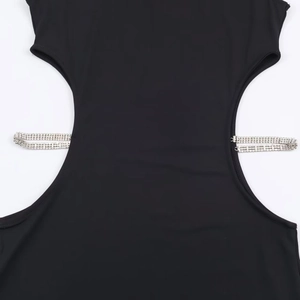 Abito lungo nero attillato schiena scoperta con ritagli in vita decorati con strass