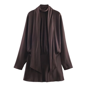 Robe en satin marron foncé à manches longues et élégant col écharpe sur fond blanc