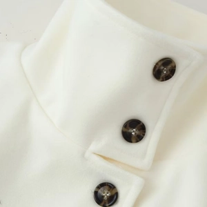 Eleganter cremefarbener Wollmantel mit Stehkragen und dekorativen Schildpattknöpfen