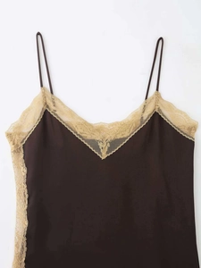Détail d'un caraco en satin marron foncé avec bordure en dentelle et col en V