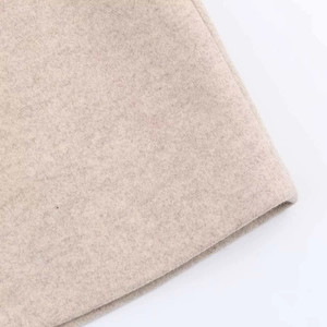 Détail de la texture du tissu en laine beige avec bordure de couture plate de qualité