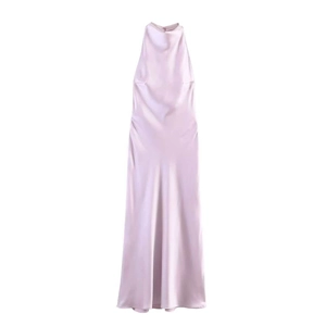 Robe longue en satin élégante à licou violet lilas avec une finition soyeuse lisse