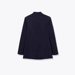 Vue arrière d'un blazer classique à col en V pour femme avec épaules structurées et nettes