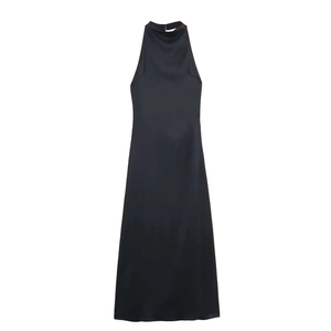 Détail d'une robe licou élégante en satin noir avec une texture lisse et brillante