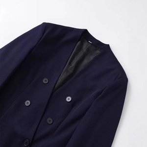 Blazer croisé bleu marine sans col en tissu texturé avec des boutons noirs élégants