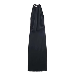 Détail d'une robe longue dos nu en satin noir avec décolleté plissé et texture soyeuse