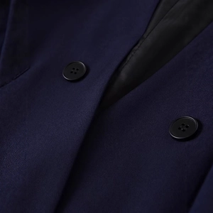 Détail du blazer bleu marine à col en V en sergé de haute qualité avec boutons mats