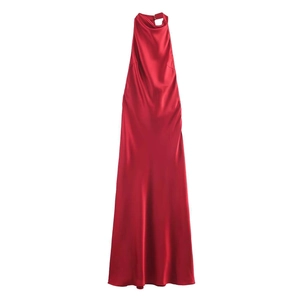 Détail de robe longue en satin rouge foncé avec plis au licou et tissu soyeux