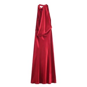 Robe longue élégante en satin rouge avec dos nu et col licou chic