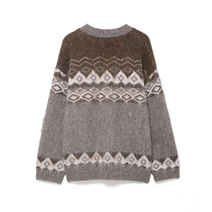 Vista posteriore del maglione in maglia jacquard marrone con texture in mohair