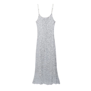 Robe longue élégante à paillettes argentées avec bretelles fines et fini scintillant