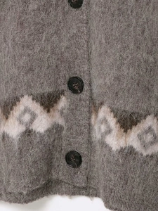 Dettaglio del cardigan in maglia di mohair con motivo jacquard e bottoni scuri lucidi