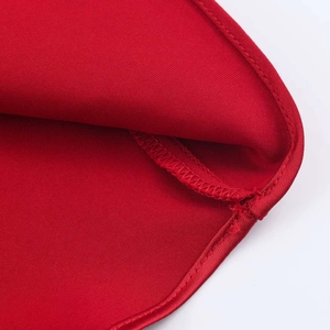 Gros plan détaillé montrant les coutures professionnelles et le tissu en satin rouge
