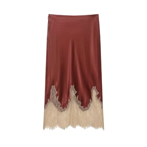Élégante jupe midi en satin rouge foncé à taille haute avec bordure en dentelle beige