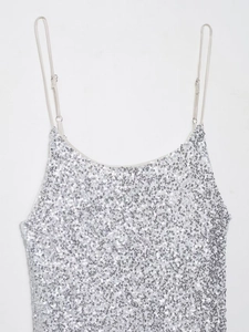 Détail du haut à paillettes argentées scintillantes avec bretelles réglables pour soirée