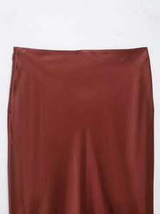 Détail de la jupe en satin marron rouge avec fermeture éclair invisible sur le côté