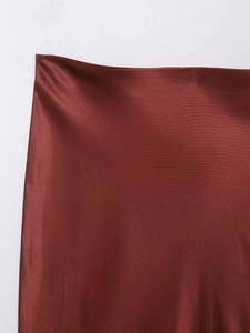 Vue détaillée du tissu en satin rouge vin avec une finition brillante et lisse