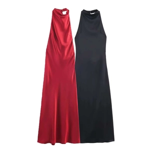 Robes maxi élégantes en satin à dos nu en rouge et noir avec coupe ajustée et fini brillant