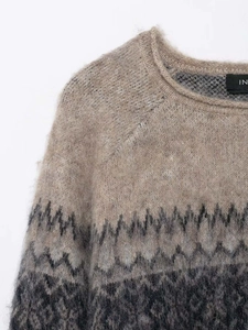 Gros plan sur la texture moelleuse en mohair et le motif jacquard géométrique