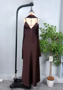 Détail de robe longue en satin marron café avec châle assorti sur un mannequin de vitrine