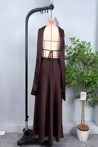 Vue détaillée du dos d'une robe dos nu en satin marron chocolat avec un design à lacets
