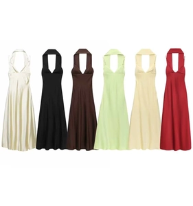 Sélection de robes élégantes en satin dos nu en blanc, noir, vert et tons rouges