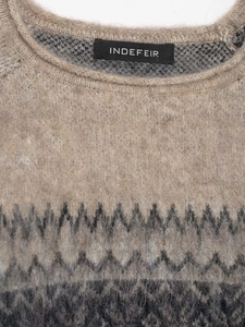 Gros plan du col rond et de l'étiquette sur un pull en maille jacquard doux kaki