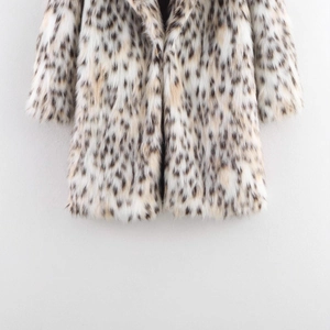Chic leopard print faux fur coat with lapels and long sleeves in a plush texture