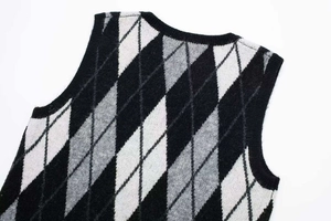 Detalle de vestido de punto vintage con estampado de rombos y suave textura de lana gris