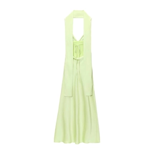 Détail de la robe licou en satin vert clair avec rubans élégants et lien dans le dos ouvert